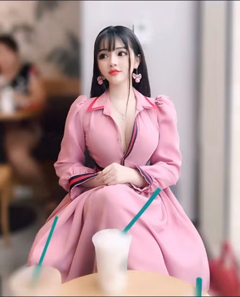 Nét mặt của Tú Uyên giống với búp bê khiến nhiều người đã phải thốt lên rằng "Thiên thần là có thật".