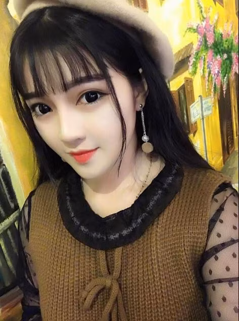 Nhờ tận dụng lợi thế cũng như tính cách cởi mở, thân thiện mà Tú Uyên cũng khiến nhiều chàng trai không cần "cưa" cũng tự "đổ".