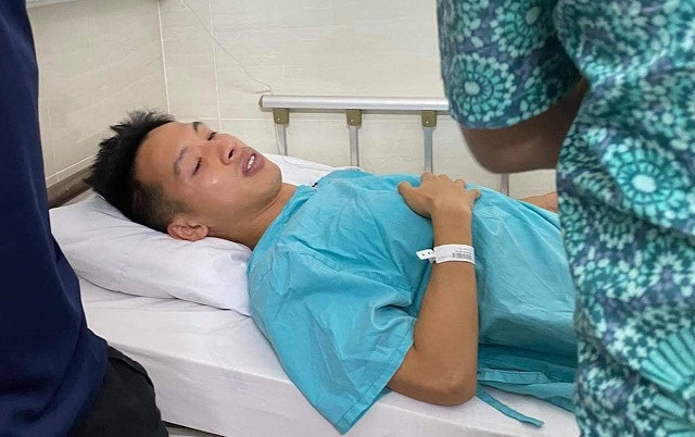 Đường bay nối Hà Nội - TP HCM chỉ kéo dài hơn 2 tiếng đồng hồ nhưng ai mà không sốt ruột, không âu sầu, không bứt rứt cho được khi mà chồng mình gặp phải chấn thương nặng.