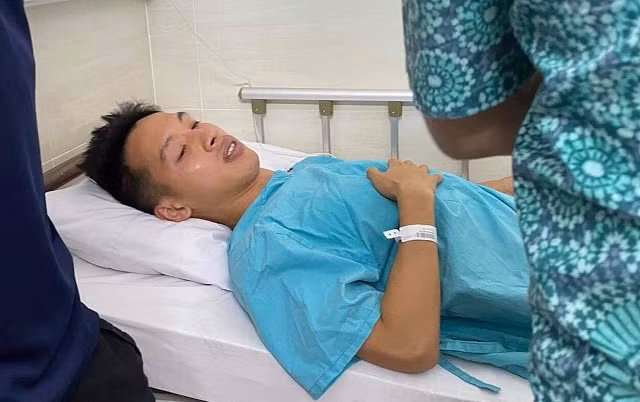 Đường bay nối Hà Nội - TP HCM chỉ kéo dài hơn 2 tiếng đồng hồ nhưng ai mà không sốt ruột, không âu sầu, không bứt rứt cho được khi mà chồng mình gặp phải chấn thương nặng.