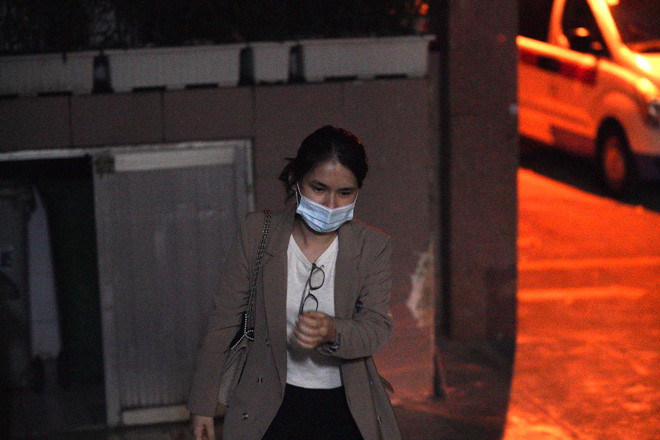 Triệu Mộc Trinh không xem trận đấu tối qua của chồng nên cô chỉ biết tin chồng bị chấn thương khi nghe người thân báo lại. Ban đầu cô không tin, nhưng sau khi biết là sự thật, vợ Đỗ Hùng Dũng đã bật khóc nức nở.