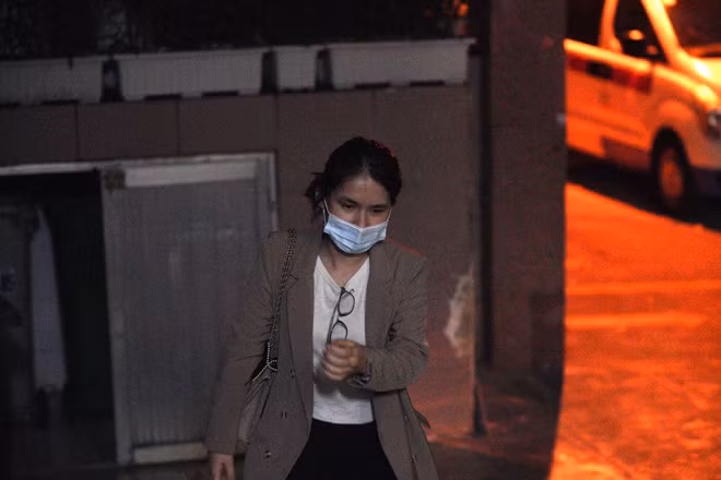 Triệu Mộc Trinh không xem trận đấu tối qua của chồng nên cô chỉ biết tin chồng bị chấn thương khi nghe người thân báo lại. Ban đầu cô không tin, nhưng sau khi biết là sự thật, vợ Đỗ Hùng Dũng đã bật khóc nức nở.