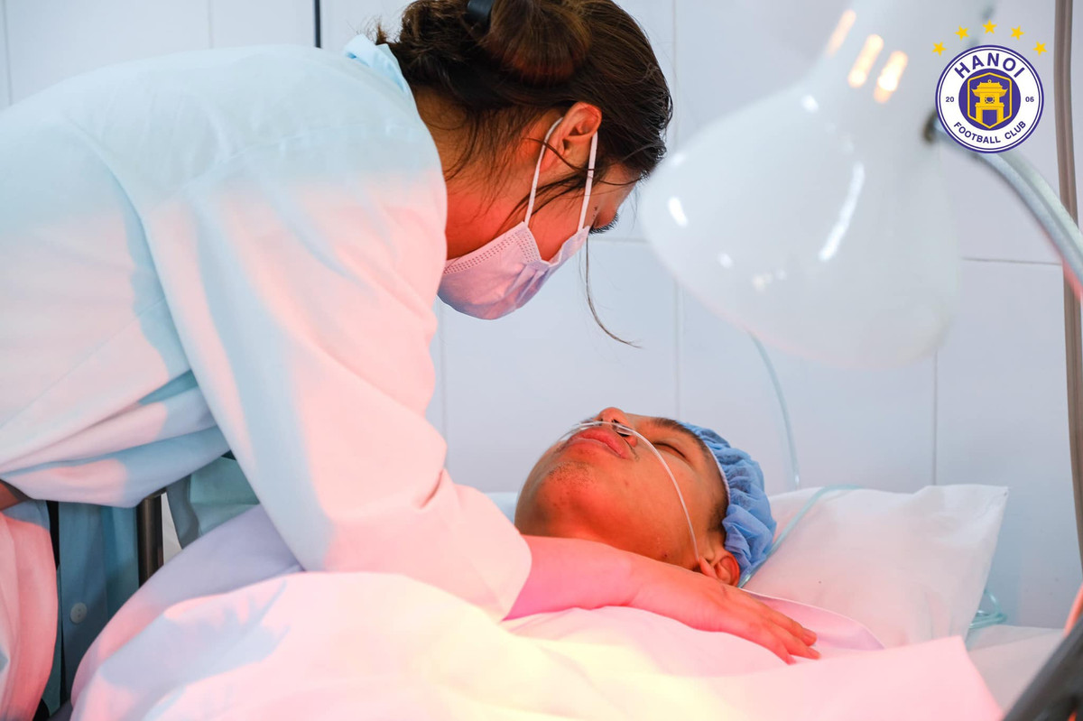 Trước khi Hùng Dũng lên bàn phẫu thuật sáng nay, Mộc Trinh luôn ở bên và động viên chồng vững tâm.