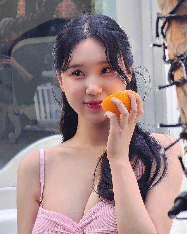 Mới đây, những hình ảnh của Kim Hyun Young trên trang bìa tạp chí MaxQ nhanh chóng thu hút nhiều sự chú ý của cư dân mạng.