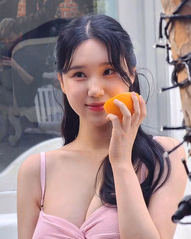 Mới đây, những hình ảnh của Kim Hyun Young trên trang bìa tạp chí MaxQ nhanh chóng thu hút nhiều sự chú ý của cư dân mạng.