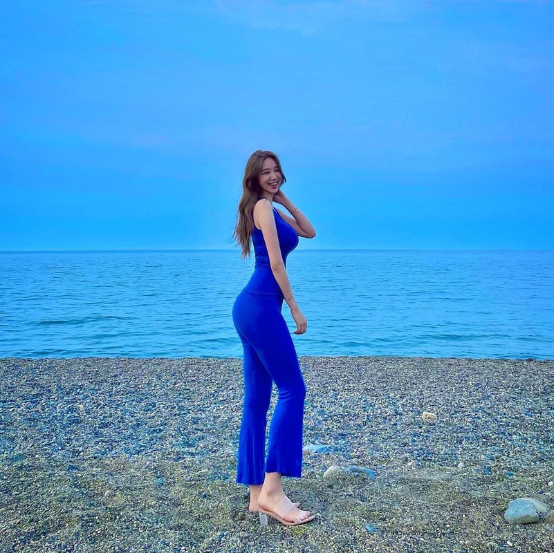 "Tính cách thể hiện ở khuôn mặt, cách sống thể hiện ở cơ thể. Body này không phải sinh ra đã có, tôi đã phải nỗ lực rất nhiều", Kim Hyun Young tiết lộ trong một bài đăng trên trang cá nhân.