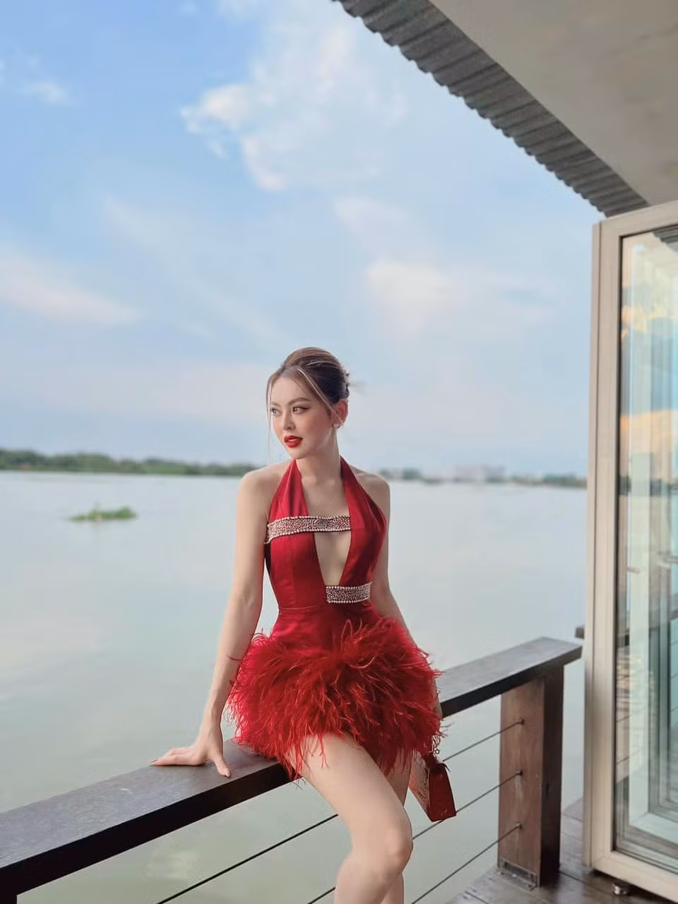 Thế nhưng, hot girl bán hàng online không ngại ngùng mà còn khoe cận cảnh ảnh chụp vết thương ở khóe miệng khiến nhiều người "yếu tim" phải hốt hoảng.