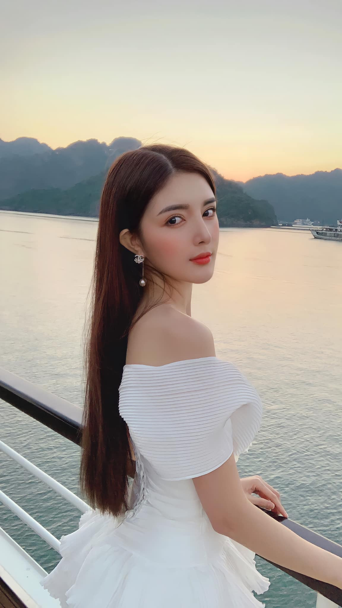 Cách đây chưa lâu, Lilly Luta từng bất ngờ có 1 cuộc đại phẫu thuật thẩm mỹ gồm nâng mũi, cắt mí, thu gọn hàm thậm chí là... nâng ngực để có được ngoại hình hoàn hảo hơn.