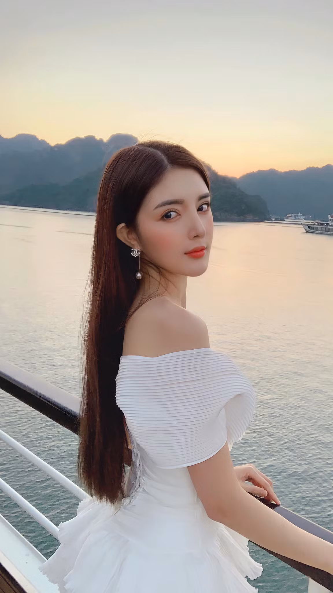 Cách đây chưa lâu, Lilly Luta từng bất ngờ có 1 cuộc đại phẫu thuật thẩm mỹ gồm nâng mũi, cắt mí, thu gọn hàm thậm chí là... nâng ngực để có được ngoại hình hoàn hảo hơn.