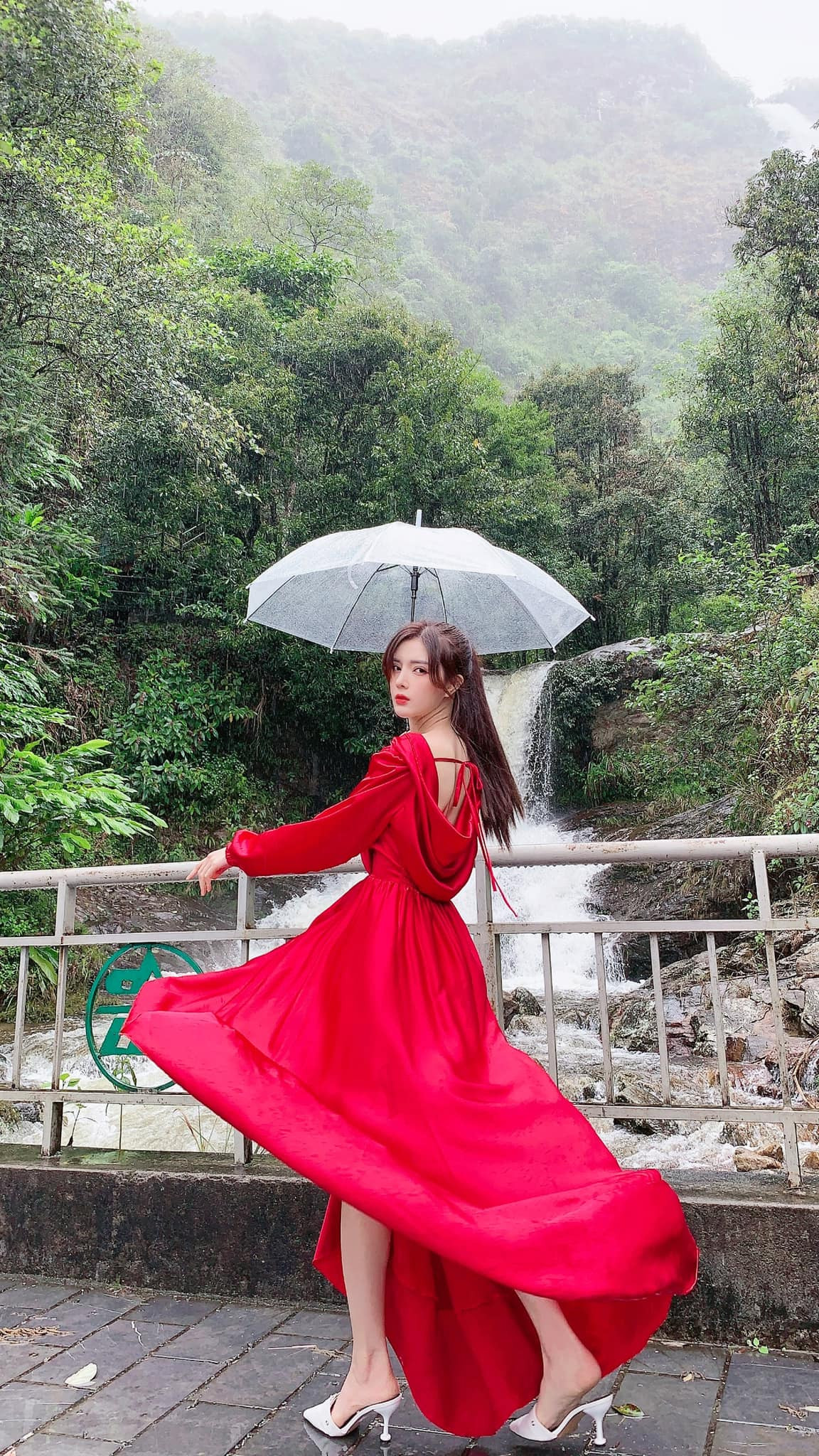 Thay đổi diện mạo để trở thành " hot girl búp bê", Lilly Luta từng thay đổi gout thời trang 180 độ từ bánh bèo, nhẹ nhàng sang quyến rũ hết nấc.