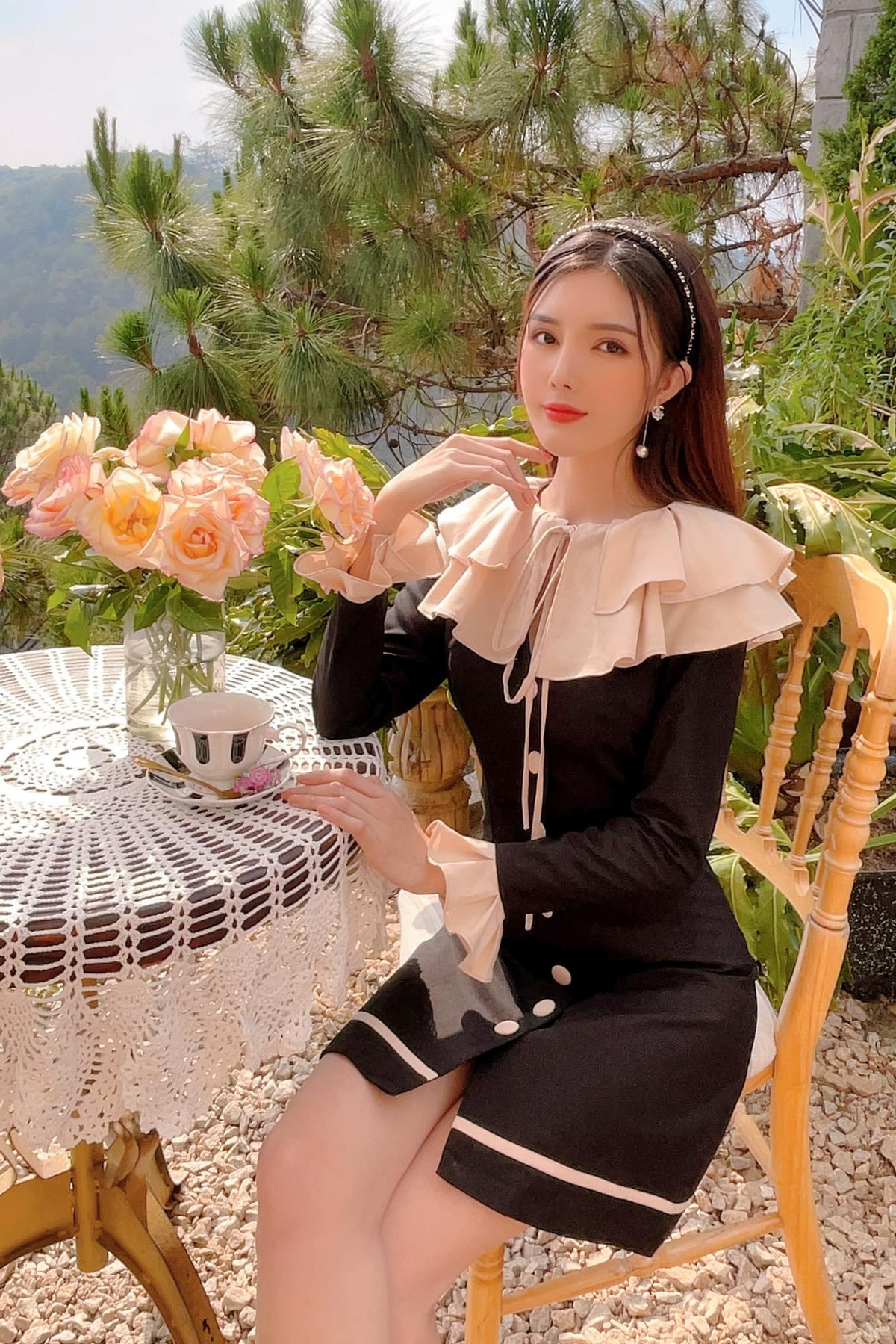 Dưới bình luận những bức ảnh mới của "hot girl phẫu thuật thẩm mỹ" Lilly Luta, cư dân mạng viết: "Xuất sắc em mình ơi", "cái chị này, hư quá nha", "nghề nhiếp ảnh gia là nghề mơ ước", "ai chụp ảnh cho Lilly Luta chắc chảy máu mũi", "Thiệt mình là con gái nhìn còn thấy mê muốn chảy hết máu mũi. Không biết đàn ông còn miếng màu nào không?"...