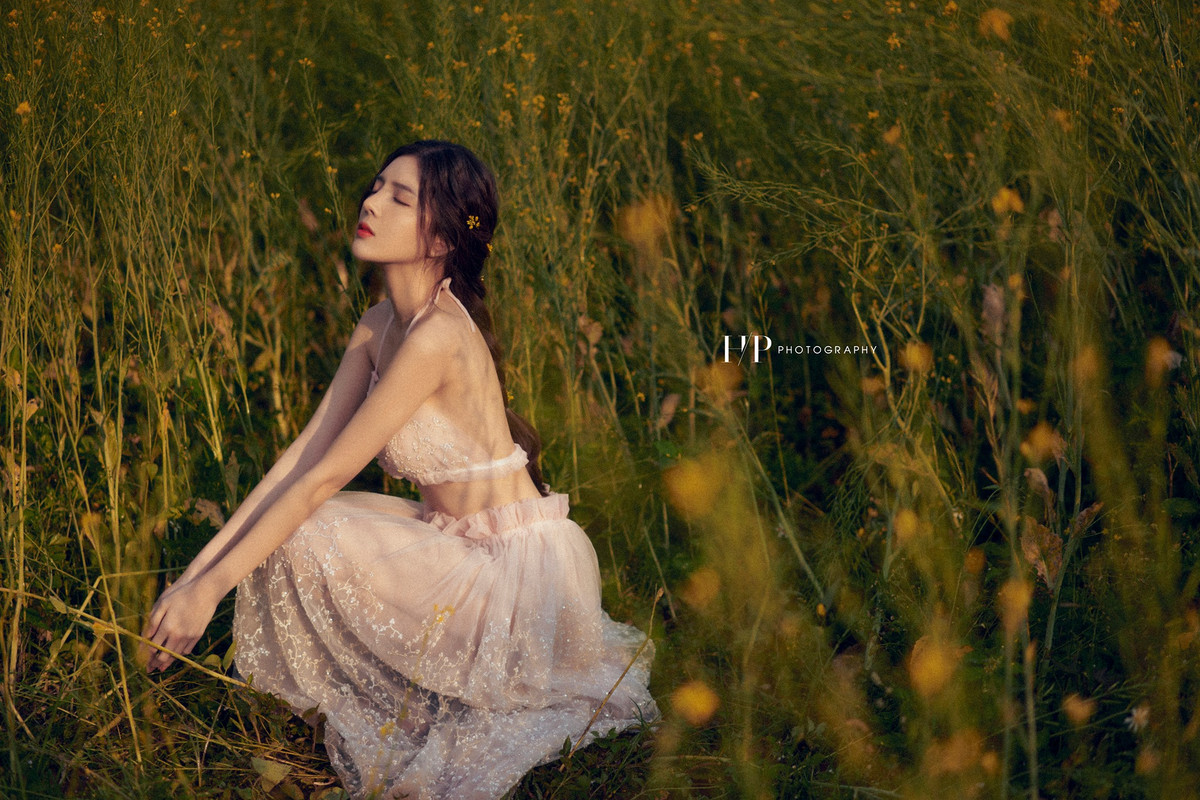 Mới đây, Lilly Luta đăng hình ảnh quyến rũ ở vườn cải. Người đẹp chia sẻ: "Trần trụi với thiên nhiên. Hồn nhiên như cây cỏ....".