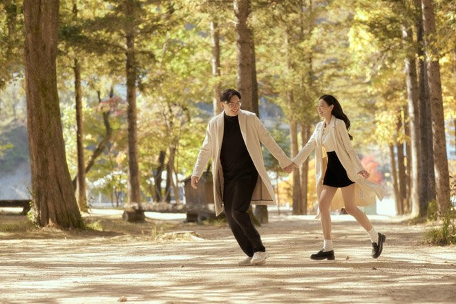 “Mình nghĩ, duyên số đã tạo cơ hội cho tụi mình. Vinh là một chàng trai ấm áp, luôn biết cách che chở cho những người thương yêu. Ở cạnh Vinh, mình cảm thấy an toàn và chính điều đó khiến mình luôn tin rằng, anh chắc chắn là bạn đời của mình”, cô dâu có nhan sắc chuẩn hoa hậu chia sẻ.