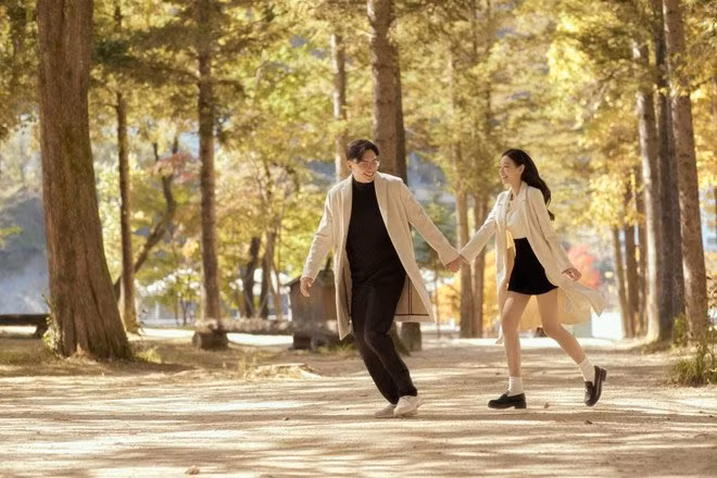 “Mình nghĩ, duyên số đã tạo cơ hội cho tụi mình. Vinh là một chàng trai ấm áp, luôn biết cách che chở cho những người thương yêu. Ở cạnh Vinh, mình cảm thấy an toàn và chính điều đó khiến mình luôn tin rằng, anh chắc chắn là bạn đời của mình”, cô dâu có nhan sắc chuẩn hoa hậu chia sẻ.