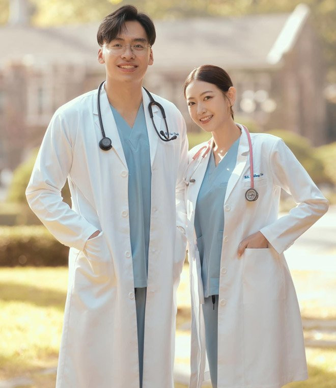 Cụ thể, hơn 7 năm trước, khi cùng học Y khoa tại một trường Đại học ở TP.HCM, Hồng Vân và Cao Vinh đã quen nhau. Cảm mến cậu bạn hiền lành, chăm chỉ, giỏi giang, Hồng Vân đã chủ động theo đuổi.