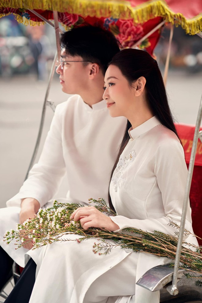 Sau 1 năm “Về chung một nhà”, cặp đôi cùng ngành Y này tổ chức đám cưới đẹp như mơ vào ngày 21/4 vừa qua với sự chúc phúc của hai bên gia đình, người thân, bạn bè.