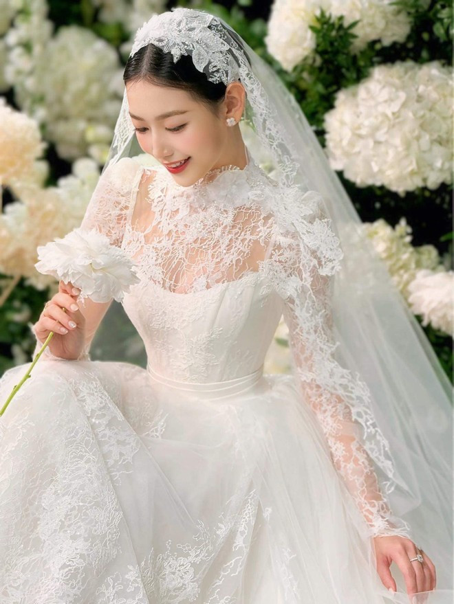 Theo tìm hiểu chủ nhân của bộ ảnh cưới đậm chất ngành Y này đó là cô dâu Lê Hồng Vân (sinh năm 1998) và chú rể Cao Vinh (sinh năm 1998), cả hai hiện sống tại TP.HCM.