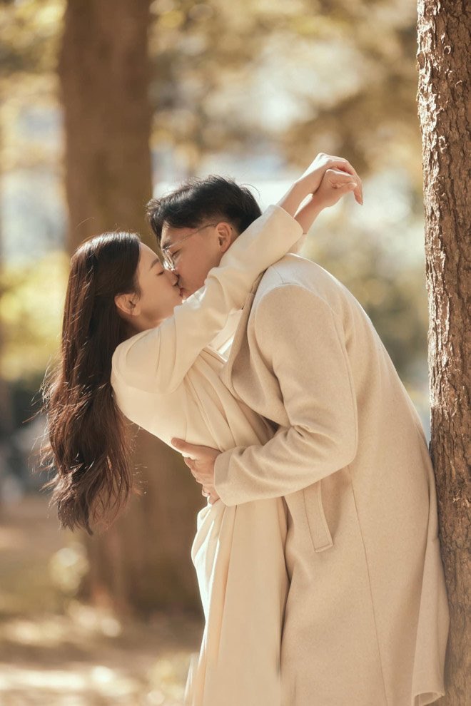 Bên nhau nhiều năm, cùng nhau trải qua những cột mốc quan trọng của cuộc đời, Hồng Vân và Cao Vinh quyết định đăng ký kết hôn vào năm 2023.