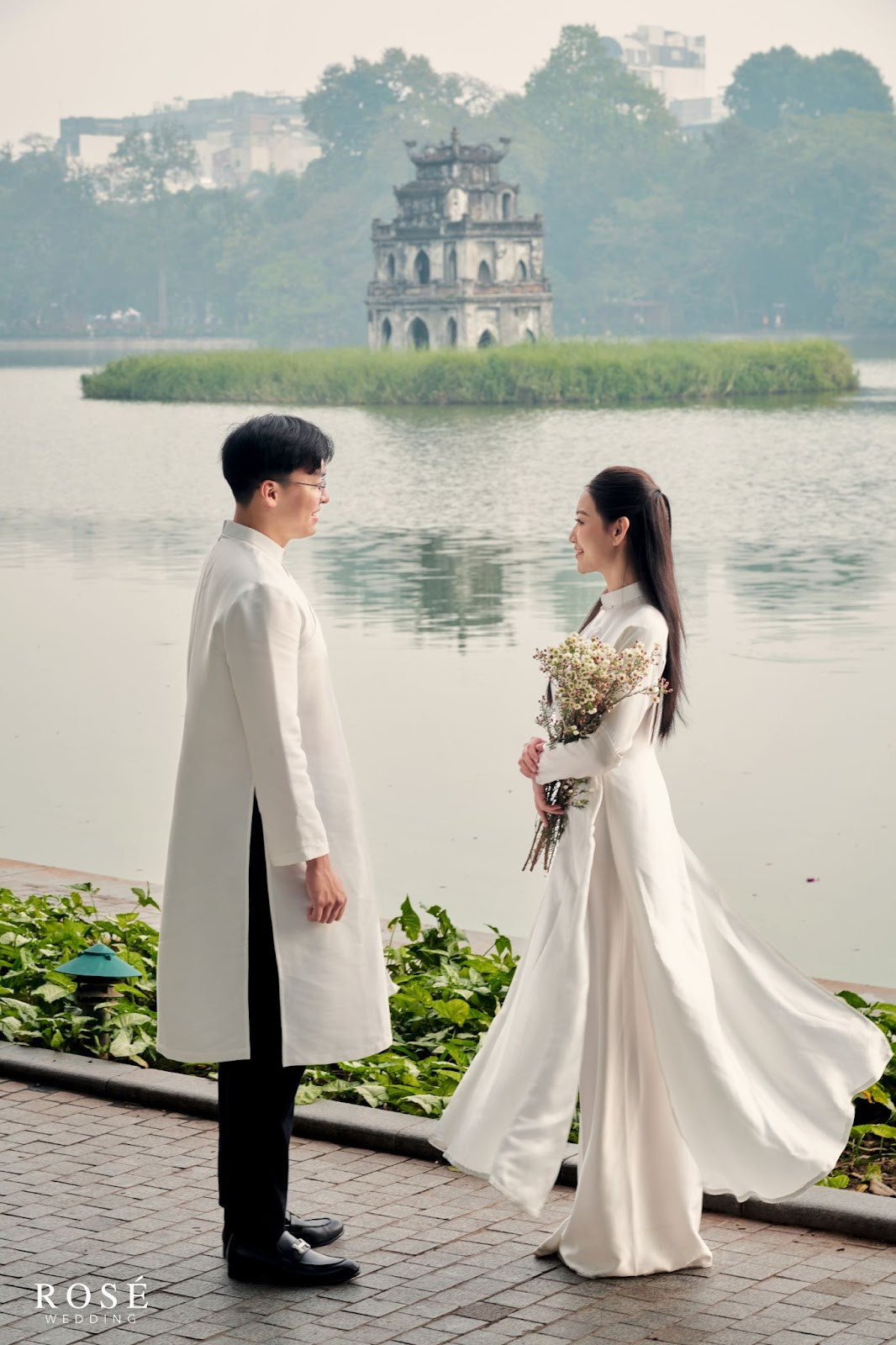 “Sau nhiều năm yêu, tụi mình cũng có chút khác biệt, không còn là cô bé, cậu bé ngày xưa nữa. Mình thấy bản thân trưởng thành hơn, lo cho mục tiêu của mình và biết quan tâm, chăm sóc gia đình. Anh Vinh cũng vậy, tuy dành nhiều thời gian cho công việc nhưng anh vẫn biết cách chăm sóc, động viên vợ, không để vợ cô đơn”, Vân chia sẻ.