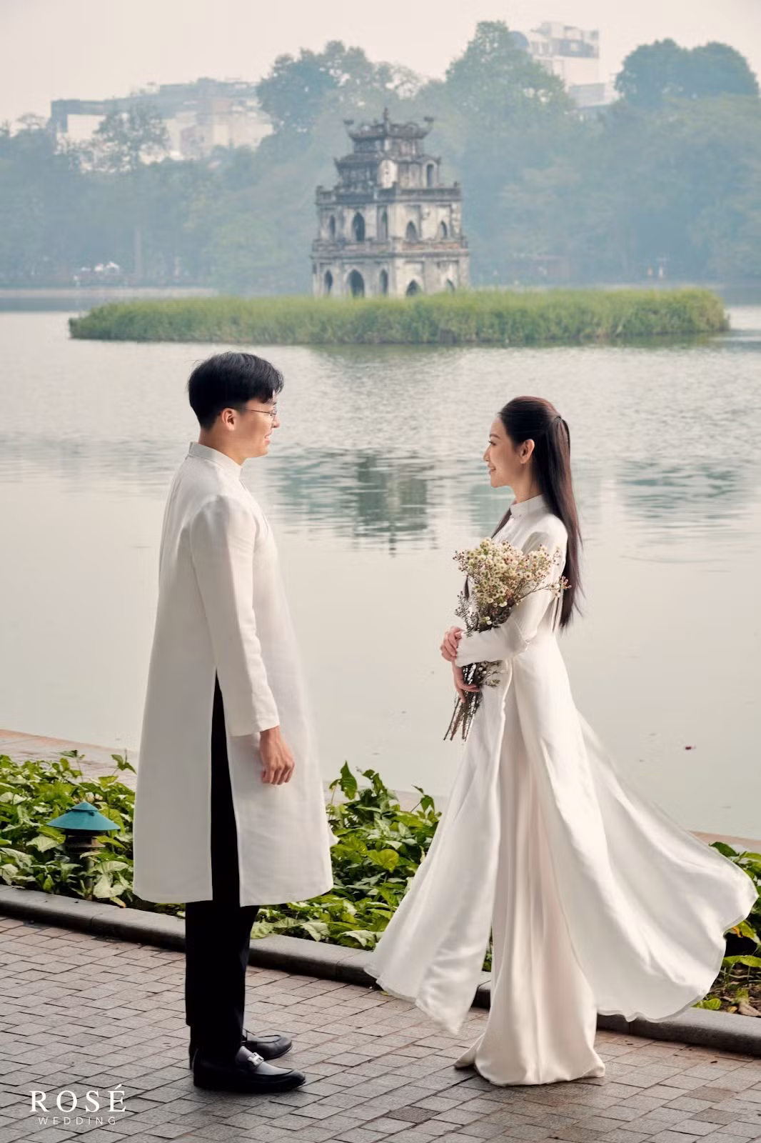 “Sau nhiều năm yêu, tụi mình cũng có chút khác biệt, không còn là cô bé, cậu bé ngày xưa nữa. Mình thấy bản thân trưởng thành hơn, lo cho mục tiêu của mình và biết quan tâm, chăm sóc gia đình. Anh Vinh cũng vậy, tuy dành nhiều thời gian cho công việc nhưng anh vẫn biết cách chăm sóc, động viên vợ, không để vợ cô đơn”, Vân chia sẻ.