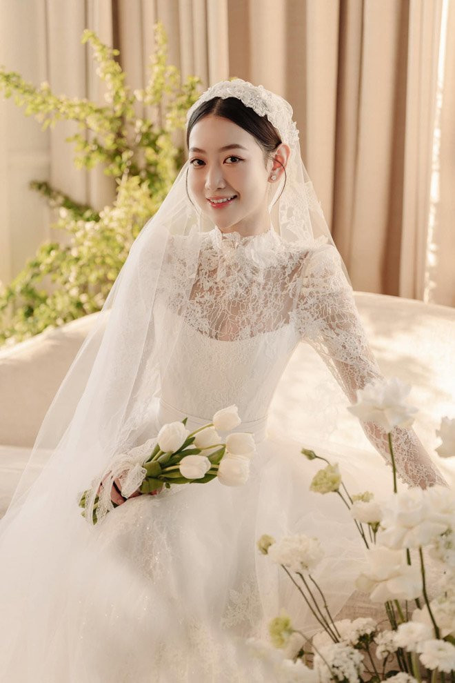 Mới đây, loạt ảnh cô dâu xinh đẹp như hoa hậu trong chiếc váy trắng lộng, cùng bộ ảnh cưới cô dâu – chú rể mặc áo blouse trắng đang được chia sẻ rộng rãi khắp mạng xã hội.