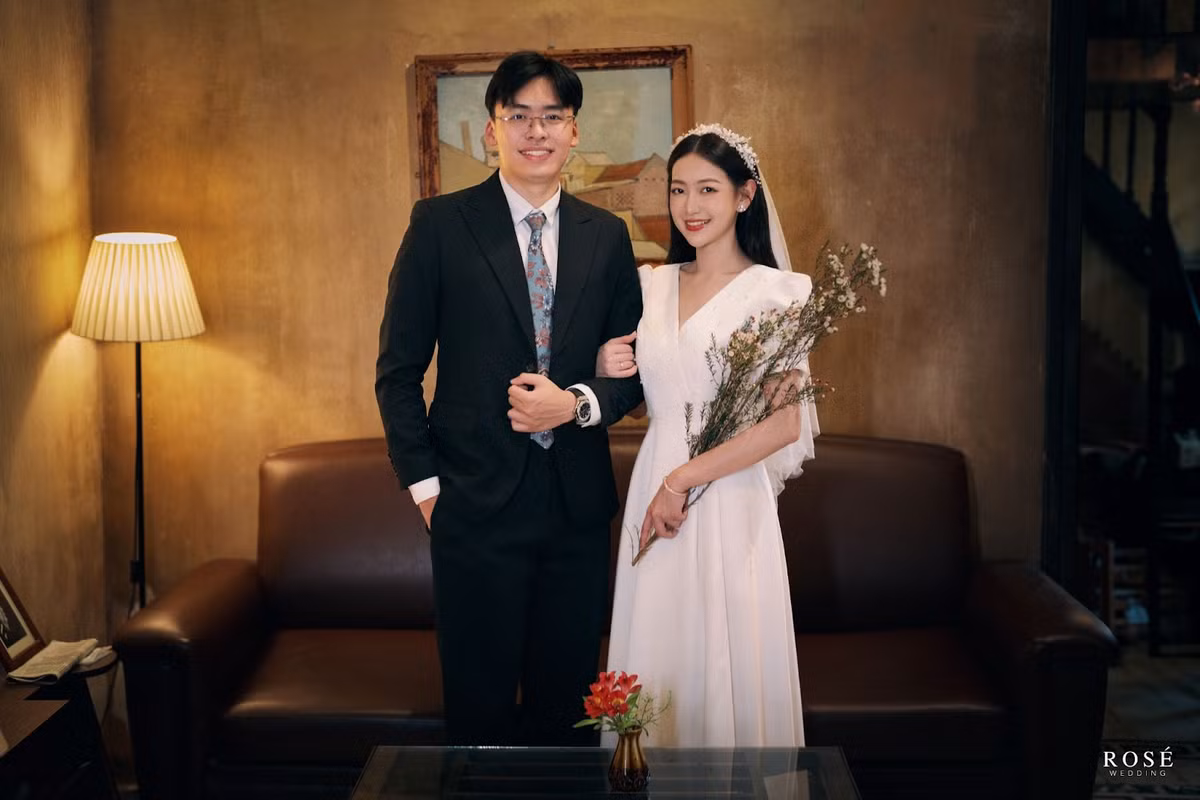 Hồng Vân và Cao Vinh tận hưởng cuộc sống vợ chồng son ngọt ngào. Cả luôn trân trọng nhau, cùng nhau vun vén cho tổ ấm nhỏ.