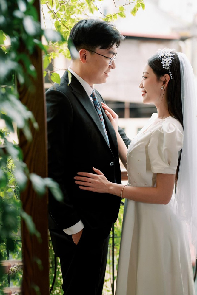 Theo tiết lộ của cô dâu, không gian cưới được trang hoàng tỉ mỉ, đẹp như khu vườn cổ tích. Đám cưới của cặp đôi bác sĩ nhận được sự quan tâm của cộng đồng mạng.