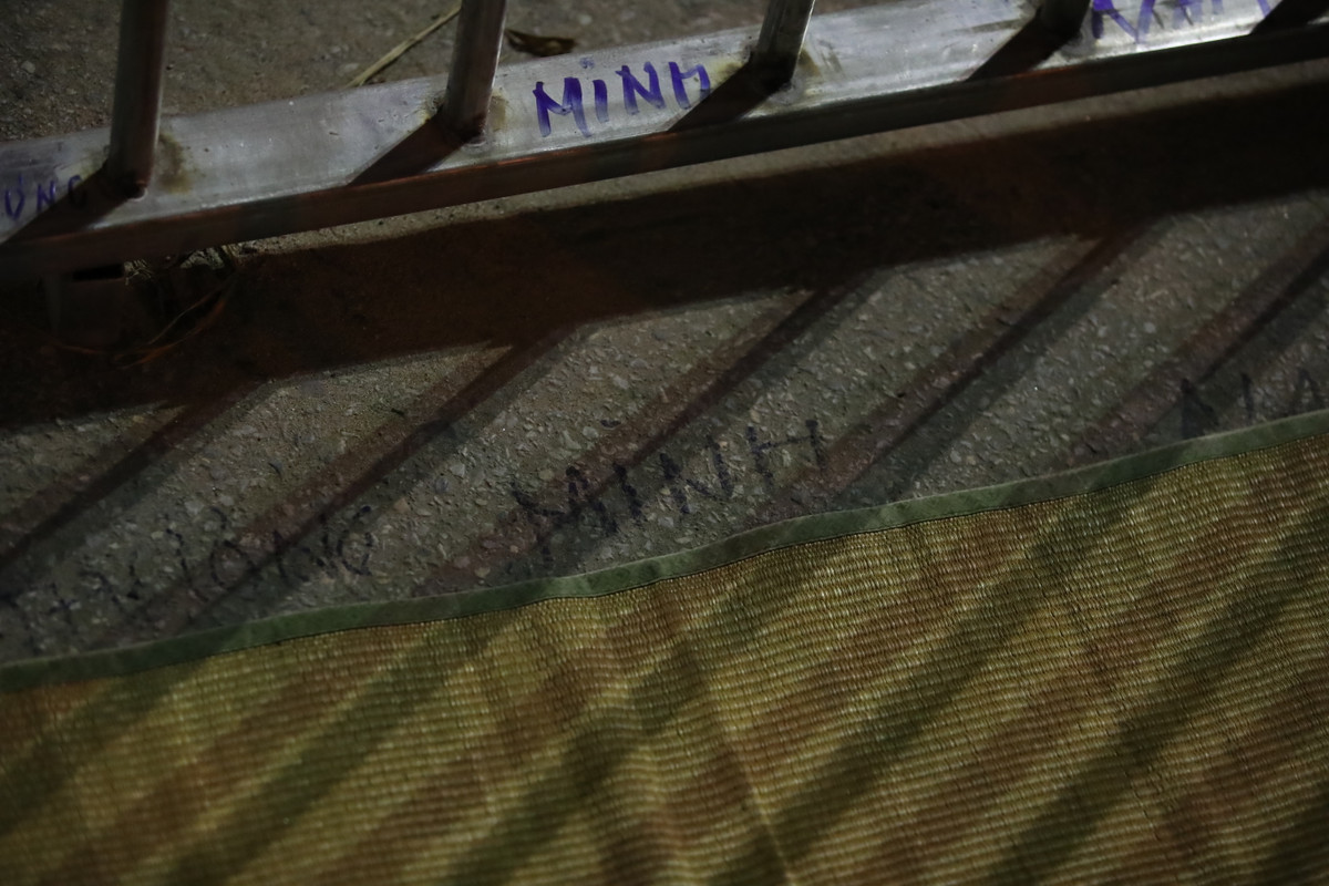 Sau đó, người dân đã “nhanh trí” dán mảnh giấy nhỏ ghi số thứ tự vào khung rào chắn ở khu vực kiểm soát. Để yên tâm hơn, người dân sẵn sàng ăn, ngủ tại SVĐ Cẩm Phả để giữ chỗ.