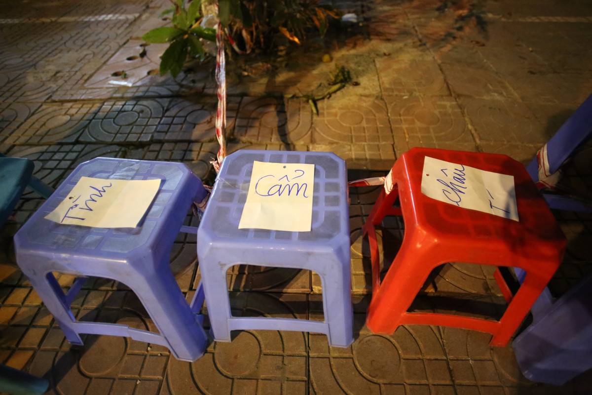 Người hâm mộ Quảng Ninh cho biết sẵn sàng ăn, ngủ tại đây để có cơ hội vào sân cổ vũ cho đội nhà trong trận chung kết. Người nhà sẽ tới tiếp tế đồ ăn, uống và thay phiên trông “lốt”.