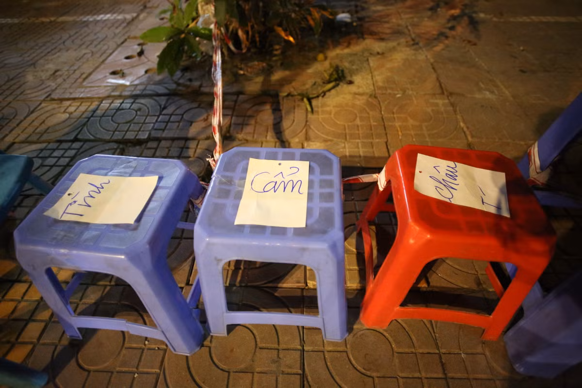 Người hâm mộ Quảng Ninh cho biết sẵn sàng ăn, ngủ tại đây để có cơ hội vào sân cổ vũ cho đội nhà trong trận chung kết. Người nhà sẽ tới tiếp tế đồ ăn, uống và thay phiên trông “lốt”.