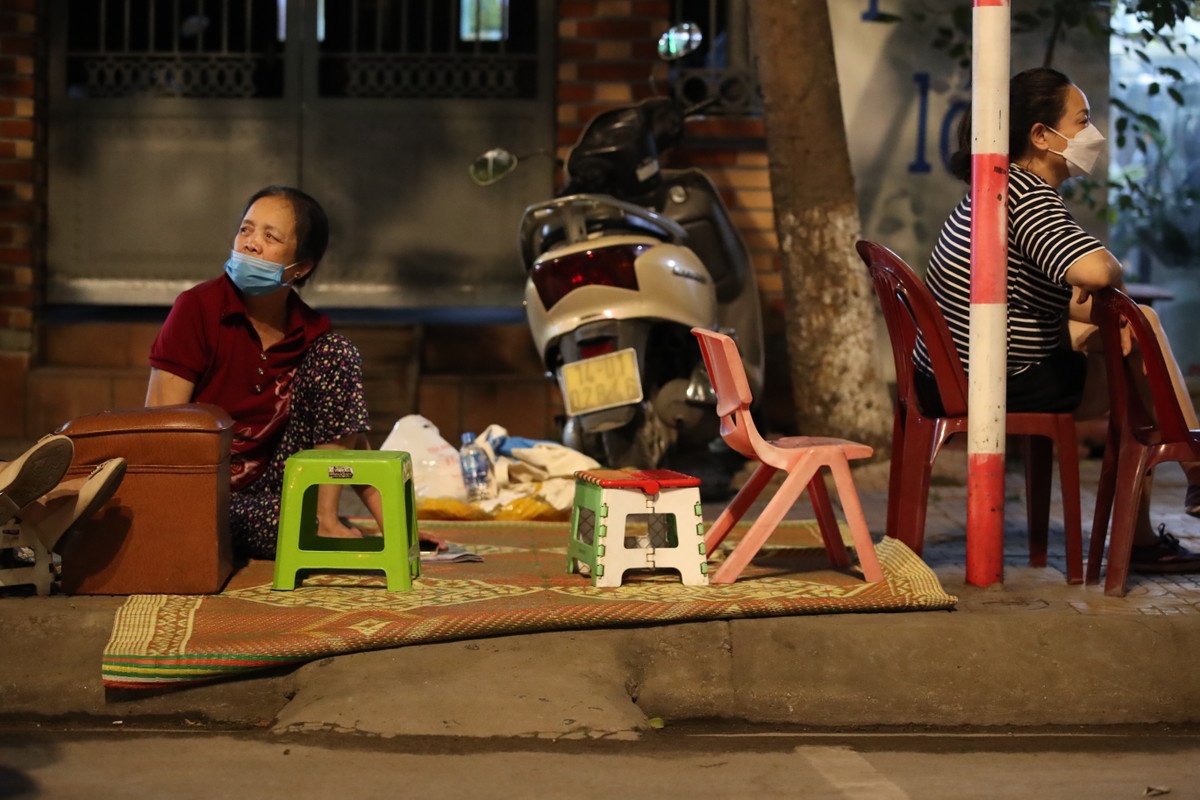 Từ rạng sáng ngày 20/5, đông đảo người dân đã dùng ghế nhựa, giày dép… "xếp lốt", “đặt gạch” vị trí lấy vé mời tại khu vực kiểm soát trước SVĐ Cẩm Phả.