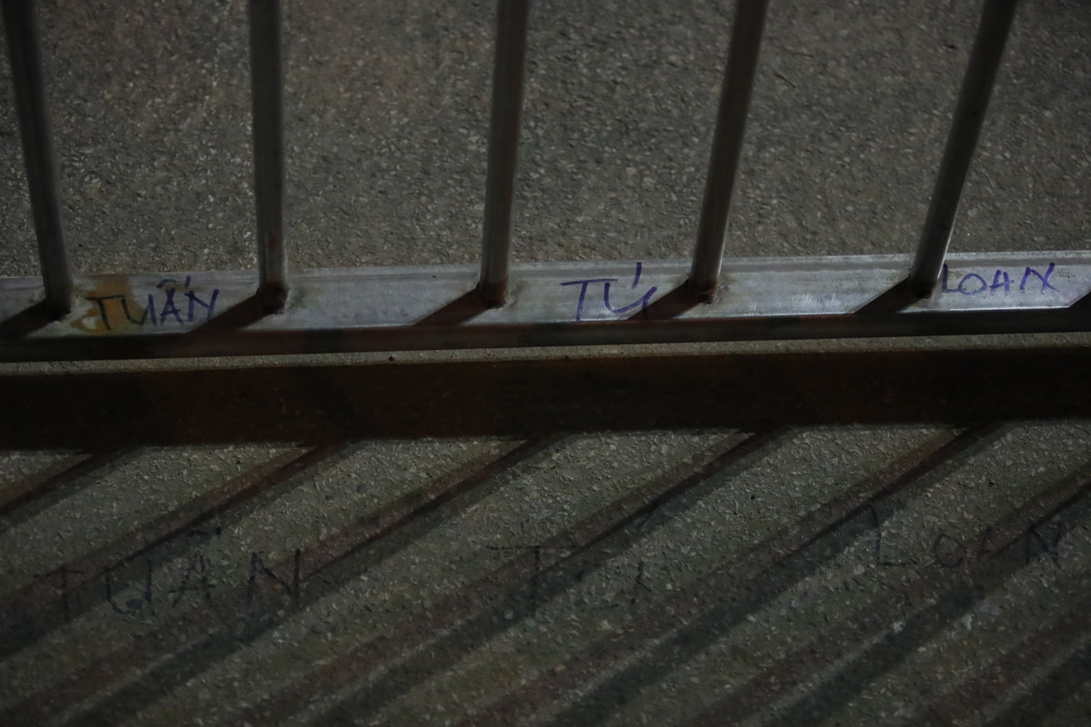 Hình ảnh người dân nhanh chí ghi tên lên hàng rào để nhận vé.