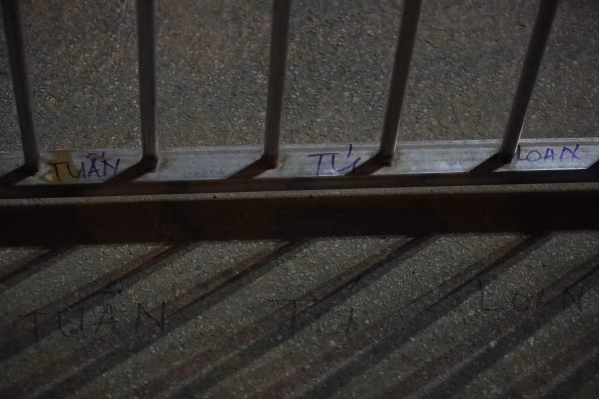 Hình ảnh người dân nhanh chí ghi tên lên hàng rào để nhận vé.