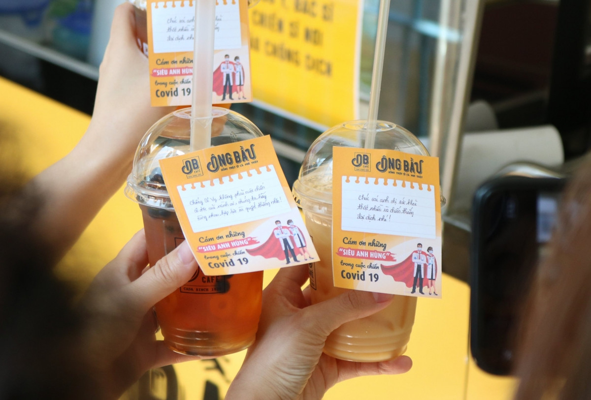 Ca phe Ong Bau tiep them nang luong cho cac y bac si tuyen dau chong dich-Hinh-3