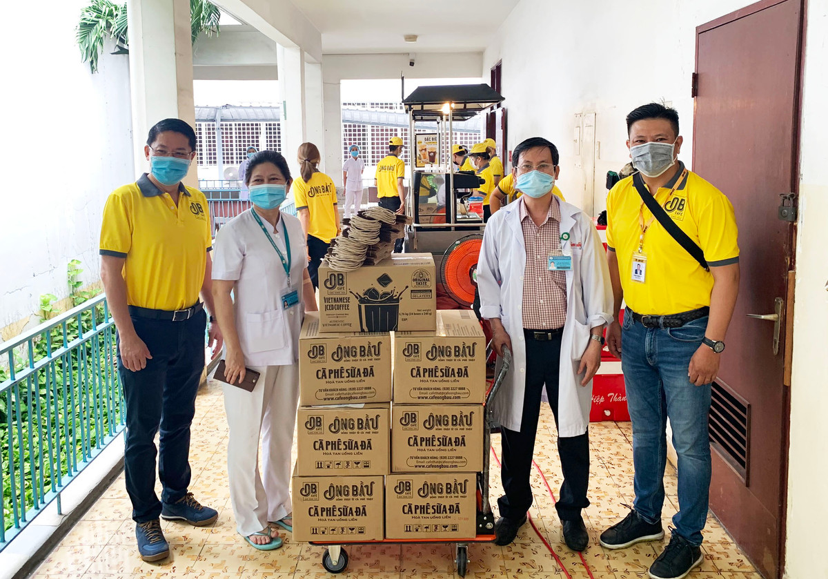 Ca phe Ong Bau tiep them nang luong cho cac y bac si tuyen dau chong dich-Hinh-2