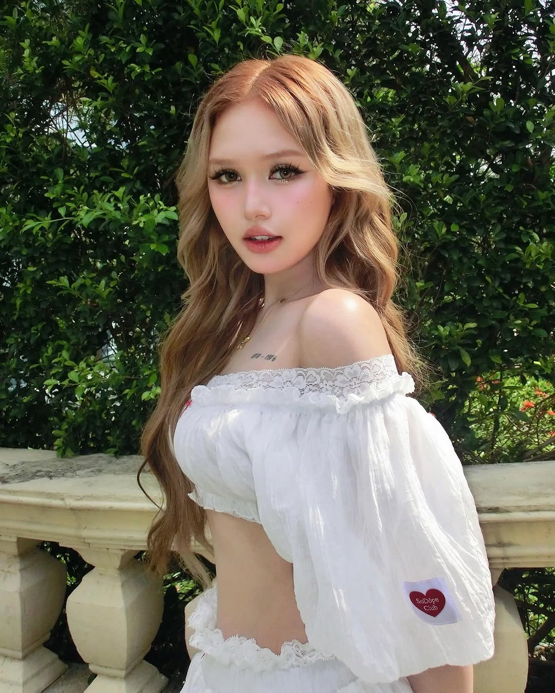 Nhìn lại hành trình nhan sắc của Xoài Non, có thể thấy, trong thời gian đầu mới được chú ý, cô nàng gây ấn tượng mạnh với công chúng nhờ gương mặt "búng ra sữa", làn da trắng trẻo, đôi mắt to tròn cùng phong cách ăn mặc dễ thương, ngọt ngào.