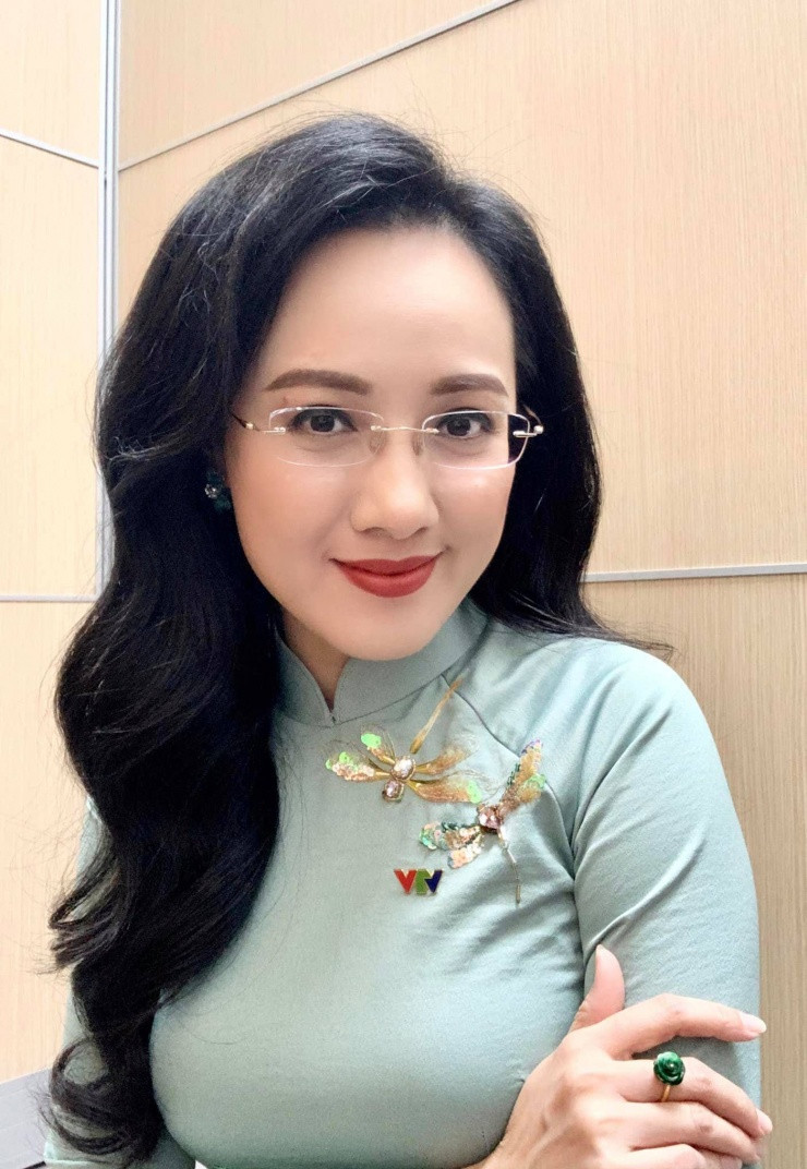 Sau hơn 3 năm tạm ngừng dẫn bản tin Thời sự 19h, hiện biên tập viên (BTV) Hoài Anh vẫn duy trì công việc truyền hình nhưng ở Ban Văn nghệ. Cô không ngừng học hỏi, tìm tòi để nâng cao kiến thức, nghiệp vụ cho công việc.