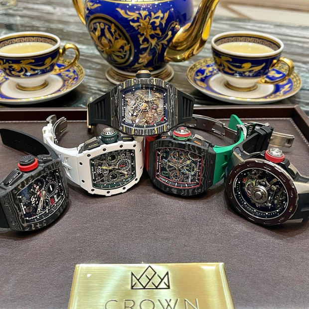 Không chỉ nổi tiếng trên thị trường kinh doanh, doanh nhân Đức Huy còn là một "tay chơi" có tiếng khi thường xuyên khiến dân mạng chóng mặt bởi sự giàu khủng khiếp được thể hiện qua loạt biệt thự, siêu xe, đồng hồ tiền tỷ,... của mình.