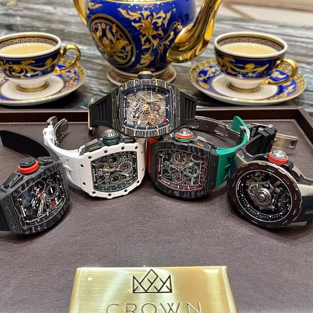 Không chỉ nổi tiếng trên thị trường kinh doanh, doanh nhân Đức Huy còn là một "tay chơi" có tiếng khi thường xuyên khiến dân mạng chóng mặt bởi sự giàu khủng khiếp được thể hiện qua loạt biệt thự, siêu xe, đồng hồ tiền tỷ,... của mình.