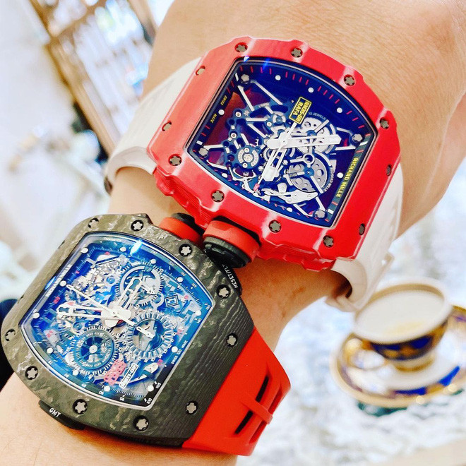 Mỗi chiếc Richard Mille đều có giá tiền từ vài tỷ đến chục tỷ tùy theo số lượng đá quý, kim cương đính lên.