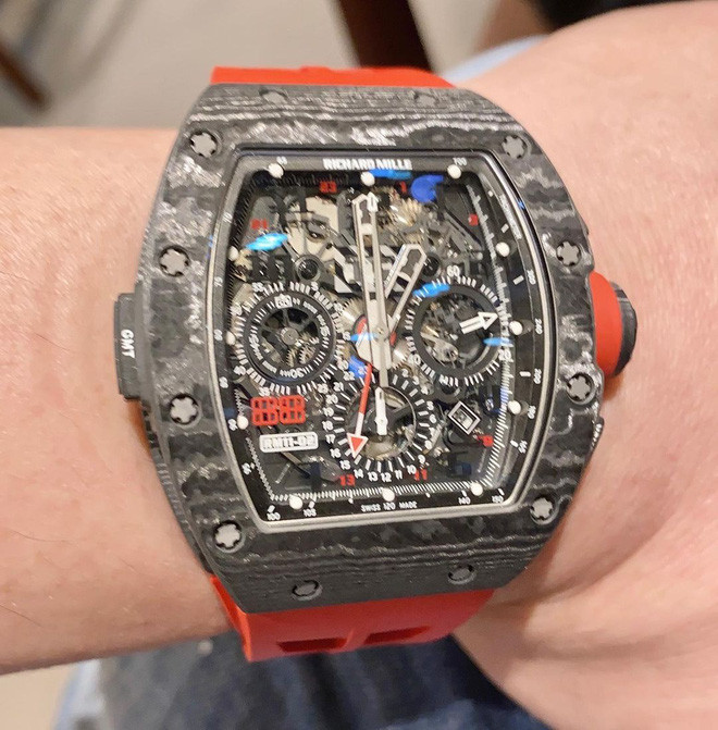 Trong tấm ảnh được chú thích "Trà chiều" của đại gia, người ta chỉ thấy ly trà ở phía sau nhường spotlight cho 5 chiếc đồng hồ khủng.