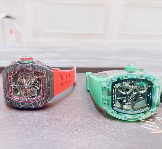 Được biết, 5 chiếc đồng hồ của đại gia Đức Huy đều đến từ thương hiệu Richard Mille - thương hiệu đồng hồ đắt giá được ví von "một chiếc bằng cả rổ Rolex".