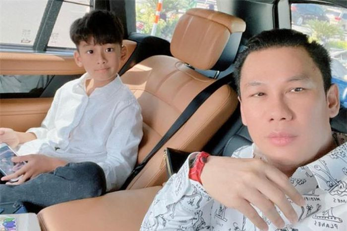 Theo tìm hiểu, chiếc Richard Mille 71-02 đại gia Đức Huy vừa mua trên thế giới chỉ có 7 chiếc mỗi phiên bản đá. Bản của đại gia là bản đá Donna đính 823 viên đá sapphire hồng và vàng, kim cương, spessartite, ruby, opal hồng, hematite.