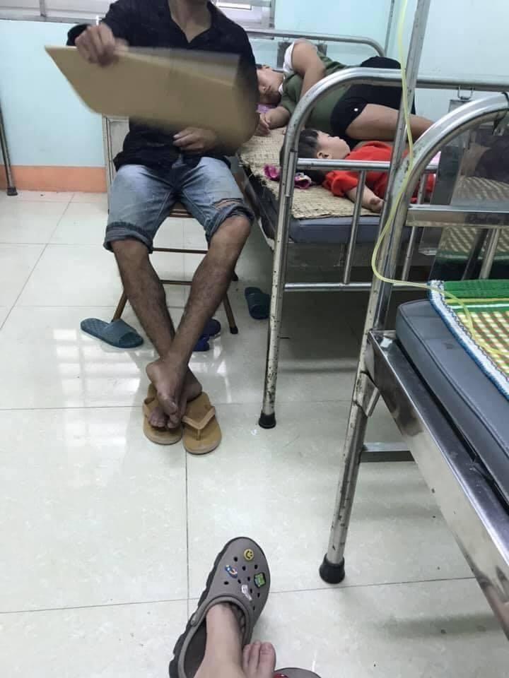 Chủ bài viết chia sẻ: "Nay đưa bà đi truyền nước thì gặp gia đình này. Chị vợ có bầu bị mệt, chồng đưa đi truyền bế theo cả con nhỏ. Suốt cả buổi anh chồng luôn quan tâm hỏi vợ có mệt không, đã đỡ tí nào chưa. Vừa lo cho vợ vừa một tay bế con, ru con ngủ. Anh đi ra ngoài cũng không quên dặn em trông chị hộ...