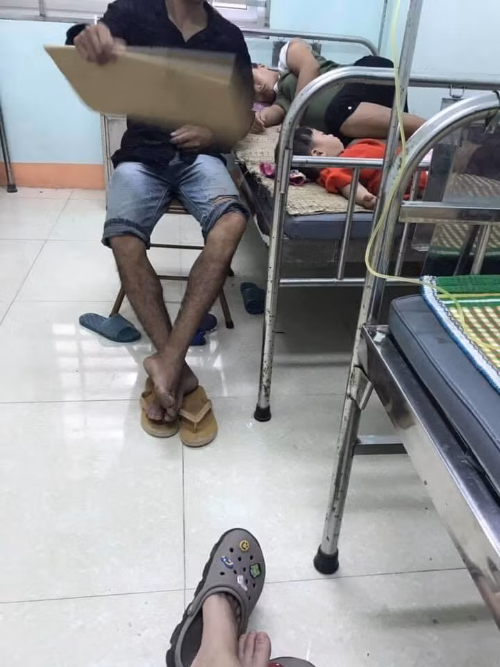 Chủ bài viết chia sẻ: "Nay đưa bà đi truyền nước thì gặp gia đình này. Chị vợ có bầu bị mệt, chồng đưa đi truyền bế theo cả con nhỏ. Suốt cả buổi anh chồng luôn quan tâm hỏi vợ có mệt không, đã đỡ tí nào chưa. Vừa lo cho vợ vừa một tay bế con, ru con ngủ. Anh đi ra ngoài cũng không quên dặn em trông chị hộ...
