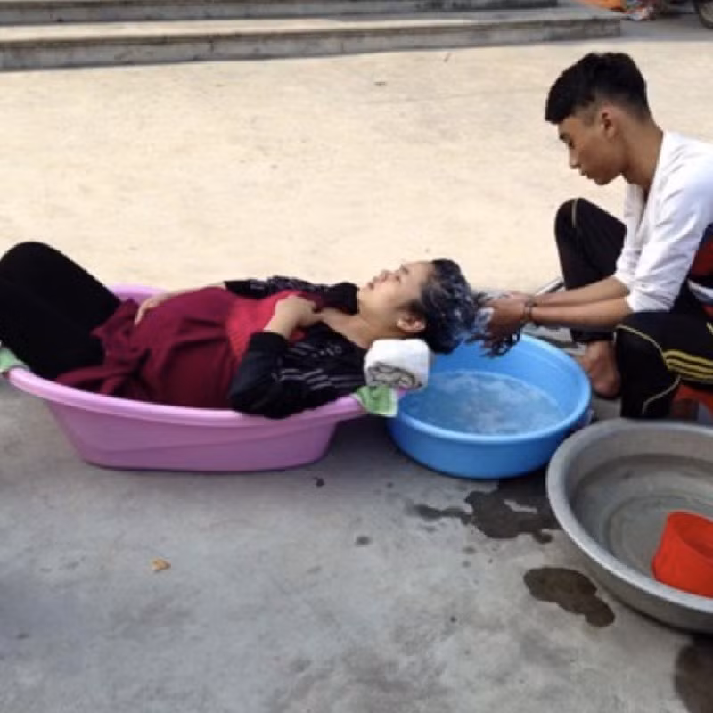 Chứng kiến hành động ấm áp của người chồng ai nấy đều cảm thấy ấm lòng. Thực chất, khoảnh khắc này đã từng gây bão trên mạng xã hội cách đây 2 năm và tới thời điểm hiện tại lại hot trở lại. Bài đăng được rất nhiều trang fanpage lớn nhỏ chia sẻ lại khiến người xem xúc động.