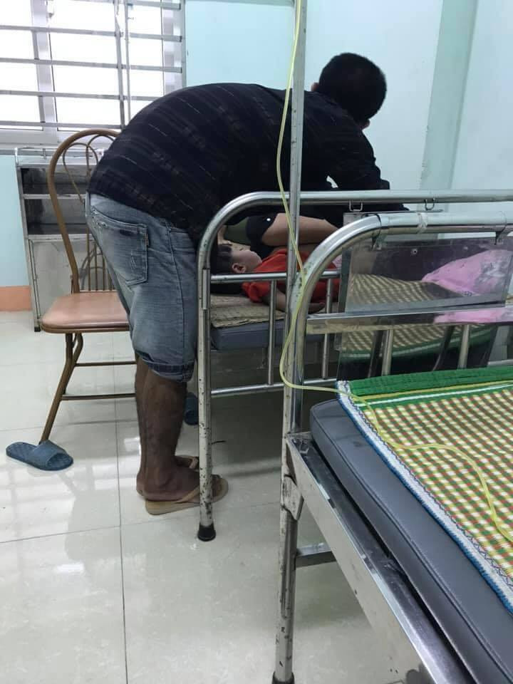 Suốt cả buổi anh chồng luôn ân cần hỏi han chị vợ đã đỡ mệt hay chưa. Thậm chí, anh còn lấy miếng bìa quạt cho vợ ngủ, ân cần bóp chân để chị được thoải mái hơn.