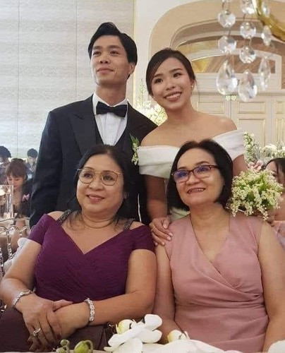 Không ồn ào, không phô trương, lễ đính hôn của tiền đạo Nguyễn Công Phượng và Tô Ngọc Viên Minh trôi đi trong bình yên và hạnh phúc. Mặc dù cả hai đã có khoảng thời gian rất lâu ở bên nhau nhưng đối với họ cái kết ở hiện tại mới là tất cả.