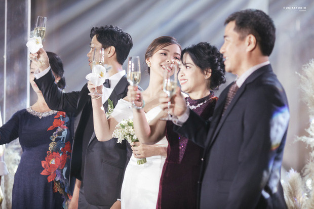 Tuy nhiên, sau nhiều đồn đoán về việc liệu thông tin Công Phượng lấy vợ là thật hay đùa. Thì mới đây, trên trang cá nhân của mình, tiền đạo trưởng thành từ lò đào tạo CLB HAGL đã chính thức có câu trả lời tới fan.