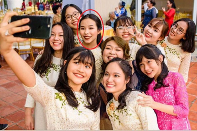 Mới đây rộ lên thông tin Công Phượng sang quyền quản lý công ty riêng của mình cho vợ. Đây là đơn vị phụ trách quản lý hình ảnh, truyền thông và thương mại cho cá nhân cầu thủ Nguyễn Công Phượng.